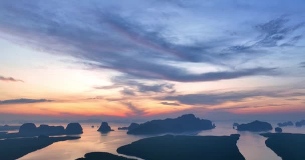 Güneşin Doğuşunun Hava Görüşü Adaların Üzerindeki Renkli Bulutları Yansıtır Gökyüzünü — Stok video
