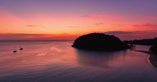 Layan Plajı Phuket Kala Adasının Üzerinde Gün Batımının Inanılmaz Pembe — Stok video