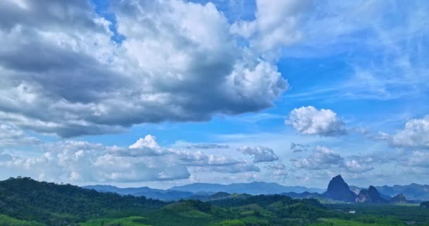 Вид Воздуха Голубое Небо Заполненное Белыми Облаками Над Мангровыми Горами — стоковое видео