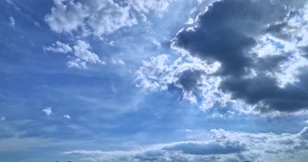 太陽の光の空からの眺めは 青空に浮かぶ雲を貫通しました — ストック動画