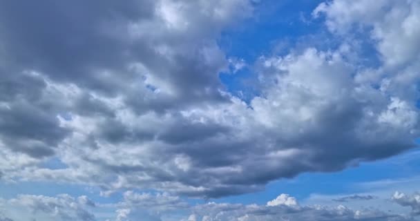 明るい日に青空に浮かぶ空からの白い雲 — ストック動画