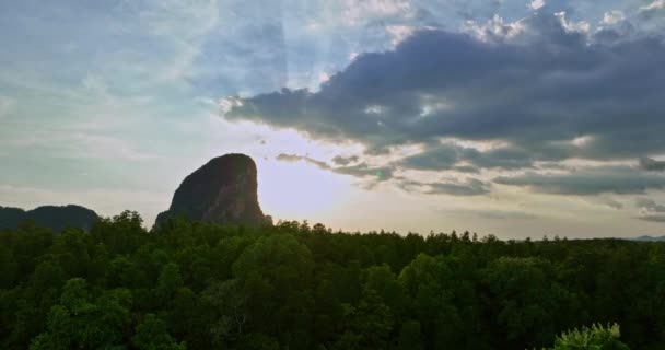 山頂に放射された空中ビューの黄色い日差し — ストック動画