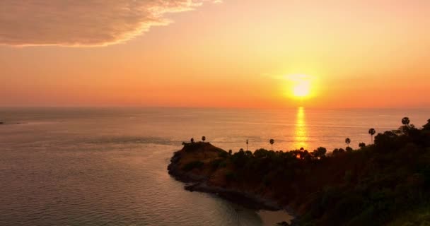 鸟瞰明亮的黄色日落在普罗米修斯角的观点 — 图库视频影像
