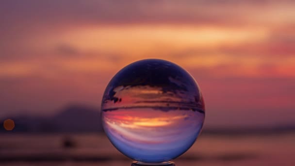 Güzel Günbatımında Kumsalda Kristal Kürenin Zaman Aşımı — Stok video