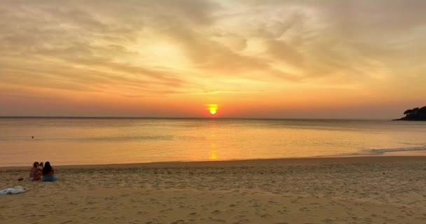 Ufuktaki Sarı Günbatımının Hava Manzarası — Stok video