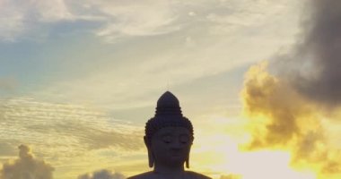 Havadan bakıldığında güneş ışınları bulutların arasından bakarak Buda 'ya altın bir parıltı veriyordu. Manzara hayranlık uyandırıcı ve büyüleyiciydi. Görkemli bir arka plan veriyordu. Bulut manzarası.