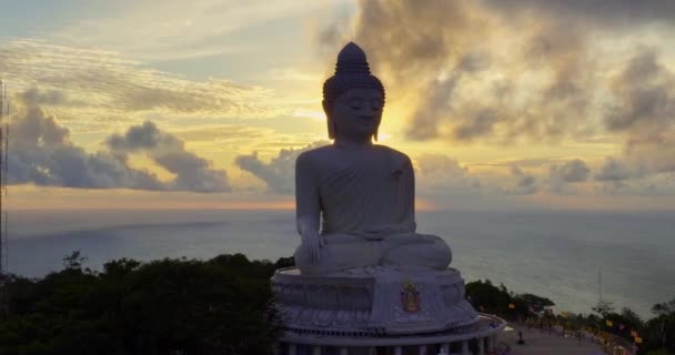 Légi Kilátás Arany Nap Süt Felhők Mögött Phuket Nagy Buddha — Stock videók