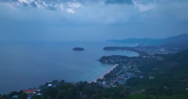 .Üç sahilin üzerinde mavi gün batımında gökyüzünde hareket eden muhteşem hava manzarası üç sahilin üzerinde çarpıcı mavi gökyüzü Phuket Tayland gökyüzü deseni..