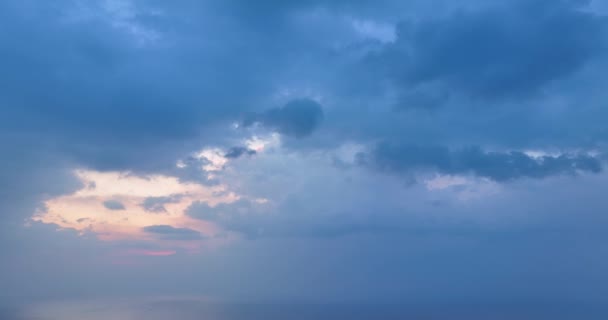 Vista Aérea Nubes Increíbles Que Mueven Cielo Azul Atardecer Azul — Vídeo de stock
