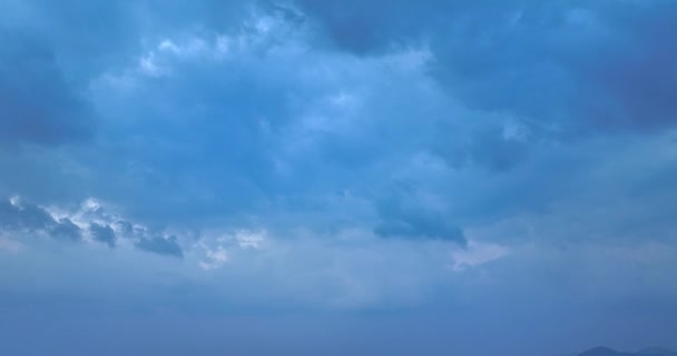 Widok Lotu Ptaka Niesamowite Chmury Poruszające Się Niebieskim Niebie Zachodzie — Wideo stockowe