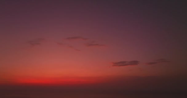 Jasne Czerwone Niebo Podczas Czerwonego Zachodu Słońca Klifie Niesamowite Czerwone — Wideo stockowe