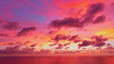 Gün batımında gökyüzündeki pembe bulutların hava manzarası. Gün batımında 4K Majestic gündoğumu manzarası. Dağ sırasının üstündeki doğanın inanılmaz ışığı bulutlu gökyüzü. .renkli gökyüzü gün batımı veya gündoğumu arkaplanı.