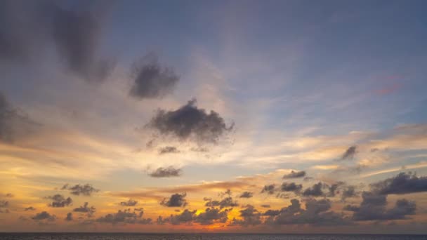 雲が空を満たした 美しい夕日には 太陽が地平線に落ちた 自然ビデオ 高品質の映像 空の背景に雲が動いているカラフルなロマンチックな空の日没のシーン — ストック動画