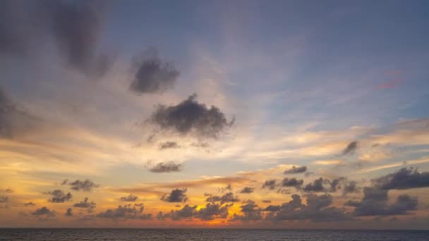 雲が空を満たした 美しい夕日には 太陽が地平線に落ちた 自然ビデオ 高品質の映像 空の背景に雲が動いているカラフルなロマンチックな空の日没のシーン — ストック動画
