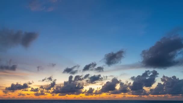 Zaman Atlamalı Bulutlar Gökyüzünü Doldurdu Güneş Ufukta Batıyordu Güzel Günbatımında — Stok video