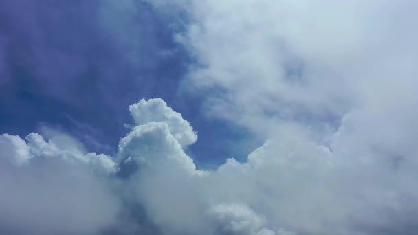 Белые Облака Плавающие Над Горным Хребтом — стоковое видео