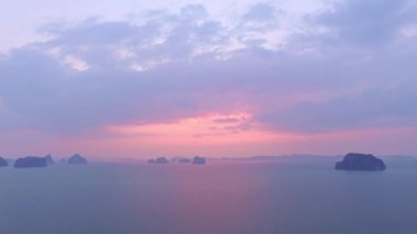 Hava görüntüsü Pembe Taş Pelerin 'in muhteşem günbatımında büyük bir oyuğu var. Krabi Tayland' da pelerinin etrafında muhteşem pembe taş deseni var. Pelerinin üzerinde büyük bir oyuk ile güzel bir sanat eseri var..