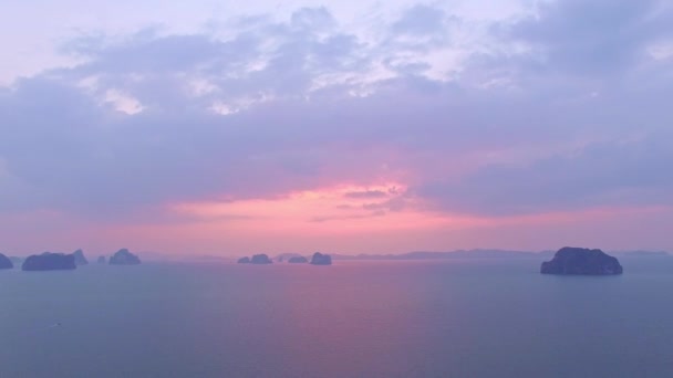 Hava Görüntüsü Pembe Taş Pelerin Muhteşem Günbatımında Büyük Bir Oyuğu — Stok video