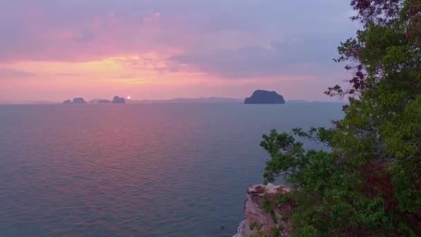 Κεραία Άποψη Ροζ Πέτρινο Ακρωτήριο Έχει Ένα Μεγάλο Κοίλο Στο — Αρχείο Βίντεο
