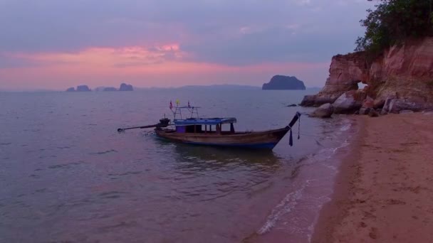 長い尾のボートは 観光客が奇妙な形をした岬を訪問するのを待っています 帽子は甘い日没で大きな空白でピンクです 海の上の素晴らしいピンクの夕日 — ストック動画
