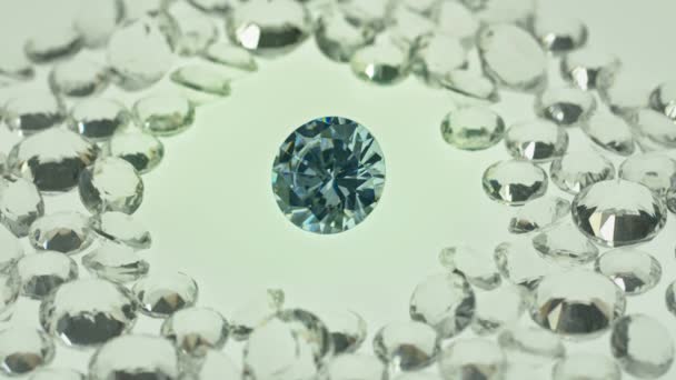 Білий Діамант Оточений Білими Діамантами Поєднання Кольорів Створює Приголомшливий Контраст — стокове відео
