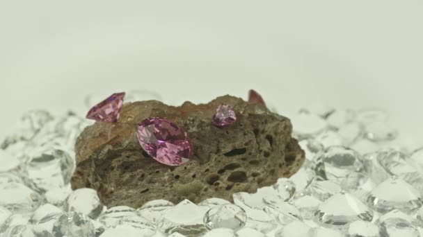 生のオパールランプにピンクのアメジストダイヤモンド 宝石の色が華麗に輝き 光の中で美しいコントラストを作り出します 宝石は専門的に作られ それらを希少で貴重な発見にしました — ストック動画
