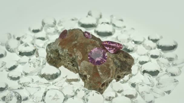 Pembe Ametist Elmaslar Çiğ Opal Topağın Üzerinde Parlıyordu Mücevherlerin Renkleri — Stok video