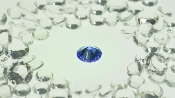 Amatista Azul Rodeada Diamantes Blancos Sobre Fondo Blanco Vídeo — Vídeo de stock