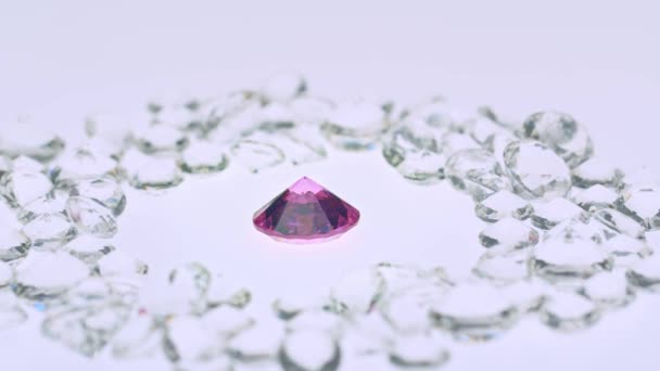 一颗粉红的紫水晶钻在白色钻石中间这些白色的钻石增强了粉红紫水晶的美丽 形成了迷人而优雅的外观 — 图库视频影像