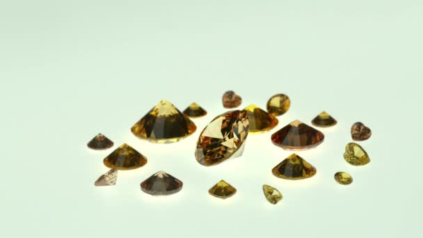 Eine Gruppe Goldener Diamanten Einer Reihe Vor Weißen Diamanten Auf — Stockvideo