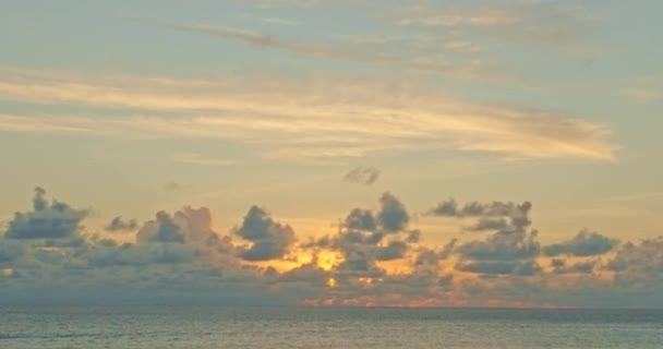 Vista Aérea Hermosa Puesta Sol Sobre Mar Filmación Paisajes Marinos — Vídeo de stock