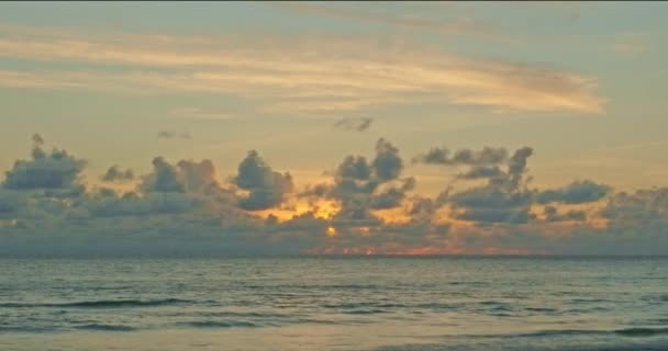 海の上に美しい夕日を眺める空撮り 驚くべき海底の映像 — ストック動画