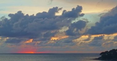 Gün batımında Karon plajı, Phuket, Tayland üzerindeki renkli bulutlu manzara. Gün batımında renkli romantik gökyüzü manzarası. 