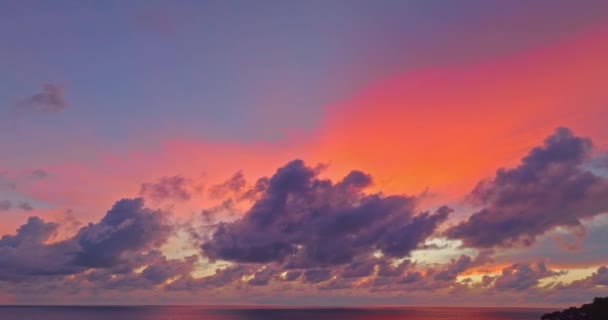 Luftaufnahme Exotischen Bunten Himmel Hellen Sonnenuntergang Strand Von Karon Phuket — Stockvideo
