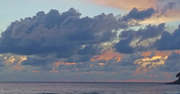 日落时在泰国普吉岛卡隆海滩上的多彩的云彩景观 夕阳西下多彩的浪漫天空 — 图库视频影像