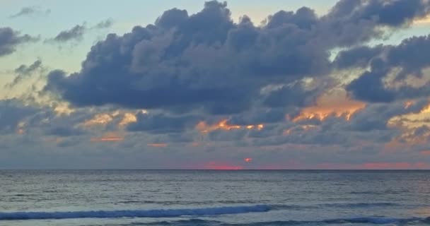Вид Разноцветную Облачность Над Пляжем Карон Пхукет Таиланд Время Заката — стоковое видео