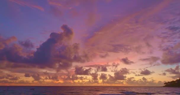 Widok Lotu Ptaka Egzotyczne Kolorowe Niebo Jasnym Zachodzie Słońca Plaży — Wideo stockowe