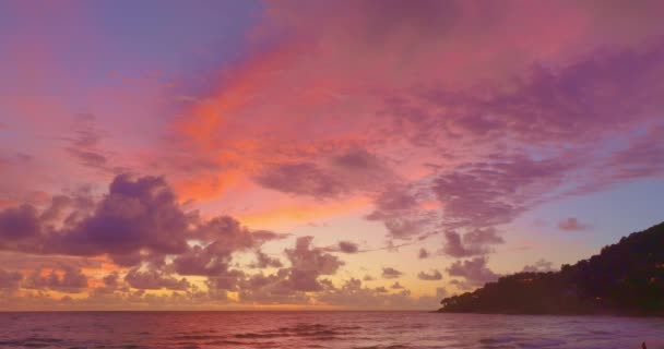 日落时在泰国普吉岛卡隆海滩上的多彩的云彩景观 夕阳西下多彩的浪漫天空 — 图库视频影像