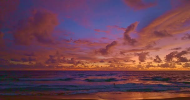 Вид Разноцветную Облачность Над Пляжем Карон Пхукет Таиланд Время Заката — стоковое видео