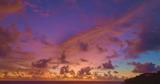 カロンビーチ プーケット 日没時のカラフルな雲景を眺めることができます 日没のカラフルなロマンチックな空のシーン — ストック動画