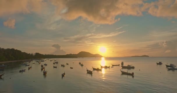 Letecký Pohled Barevný Mrak Ohromující Obloze Soumraku Nad Oceánem Majestátní — Stock video