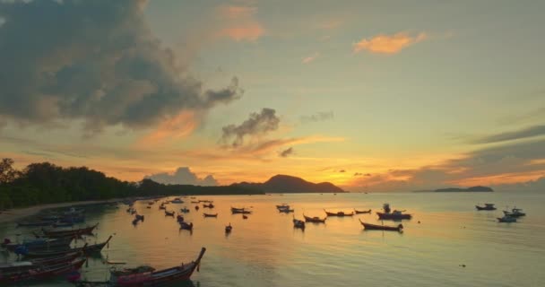 Pohled Krásné Mraky Západu Slunce Nad Oceánem Večer Jasně Svítí — Stock video