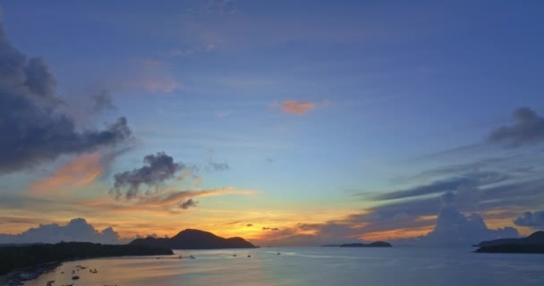 Pohled Krásné Mraky Západu Slunce Nad Oceánem Večer Jasně Svítí — Stock video