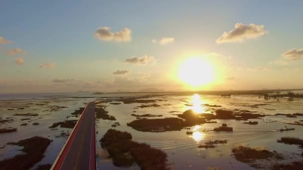 美丽的落日落在横跨湿地的长桥上 泰国Phattalung的Thalay Noi湖上的金色落日 — 图库视频影像