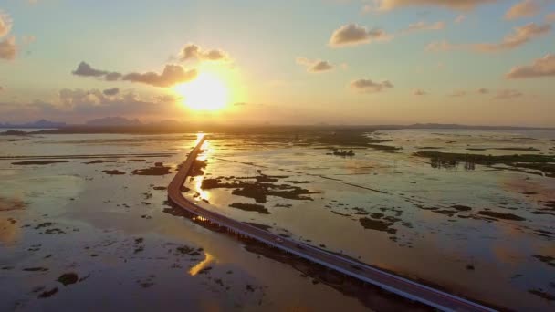 Αεροφωτογραφία Ηλιοβασίλεμα Τοπίο Στη Μεγάλη Γέφυρα Όλη Υγρότοπο Talay Noi — Αρχείο Βίντεο