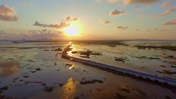 Αεροφωτογραφία Ηλιοβασίλεμα Τοπίο Στη Μεγάλη Γέφυρα Όλη Υγρότοπο Talay Noi — Αρχείο Βίντεο