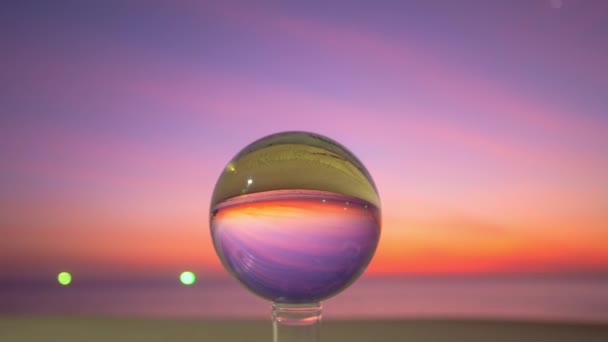 夕阳西下的时间流逝视频彩霞在海面上的水晶球 — 图库视频影像