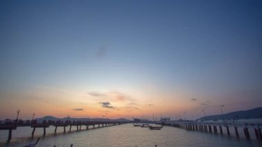 Chalong İskelesi, Tayland 'da gündoğumunun hızlandırılmış videosu. Chalong iskelesi tüm tekne ve yatlar için yat limanı olmak için önemli.