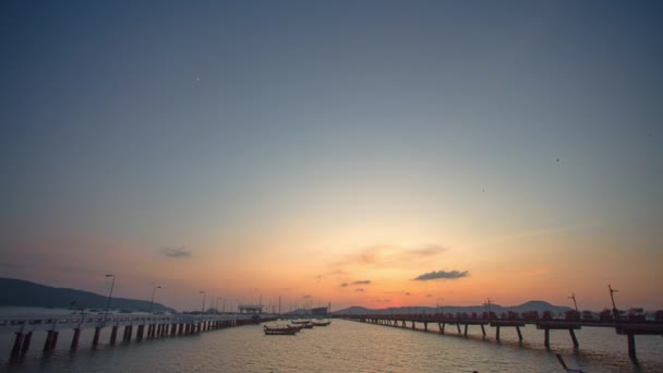 泰国Chalong码头上方日出的时间间隔视频 Chalong码头对所有船只和游艇来说都是个重要的客运码头 — 图库视频影像