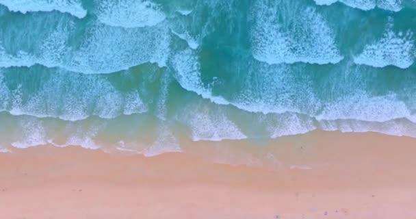 Vista Aérea Las Olas Que Extienden Lentamente Hacia Orilla Playa — Vídeos de Stock